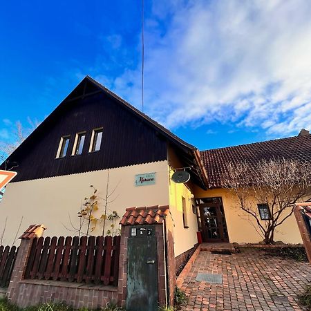 Vila Morava Hotel Lipótszentmiklós Kültér fotó