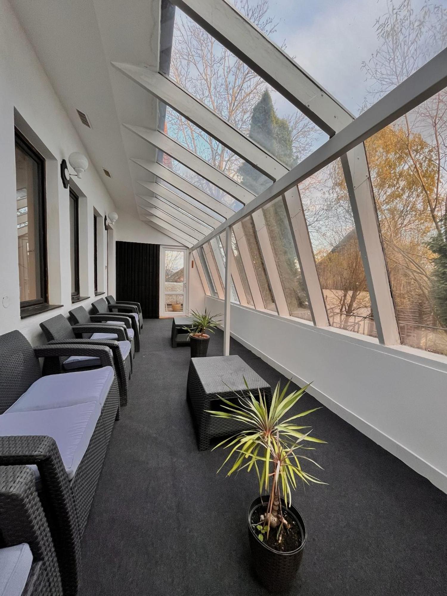 Vila Morava Hotel Lipótszentmiklós Kültér fotó