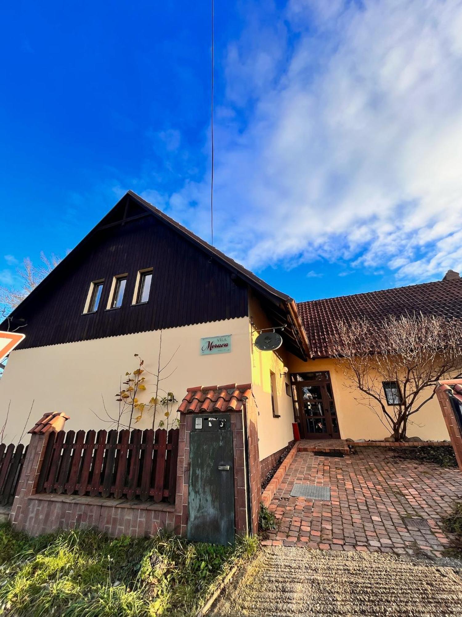 Vila Morava Hotel Lipótszentmiklós Kültér fotó
